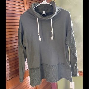 Peyton Jensen from Evereve comfy cotton sweatshirt